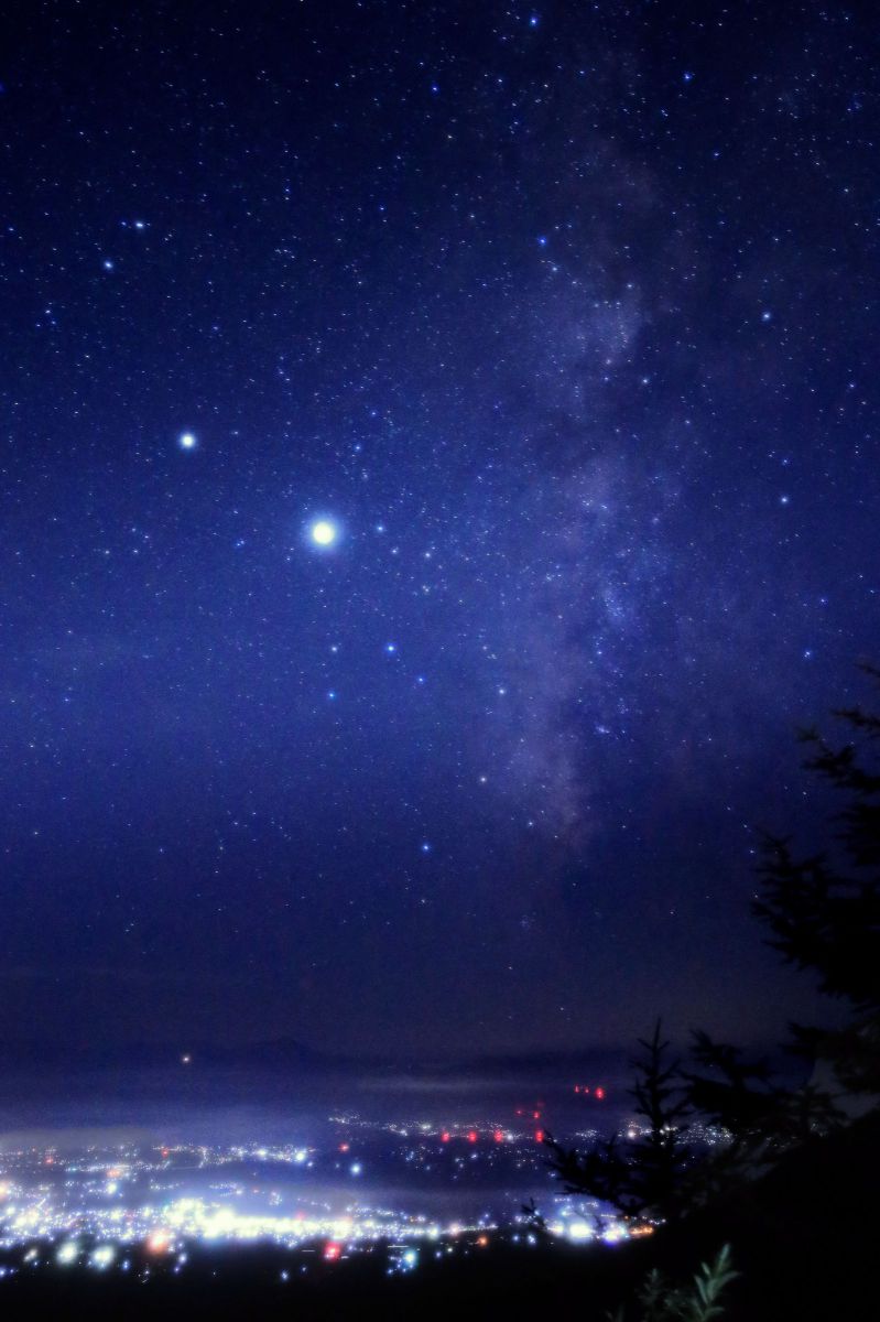 夜空の星 田舎の街灯りと夜空の星灯り | GANREF