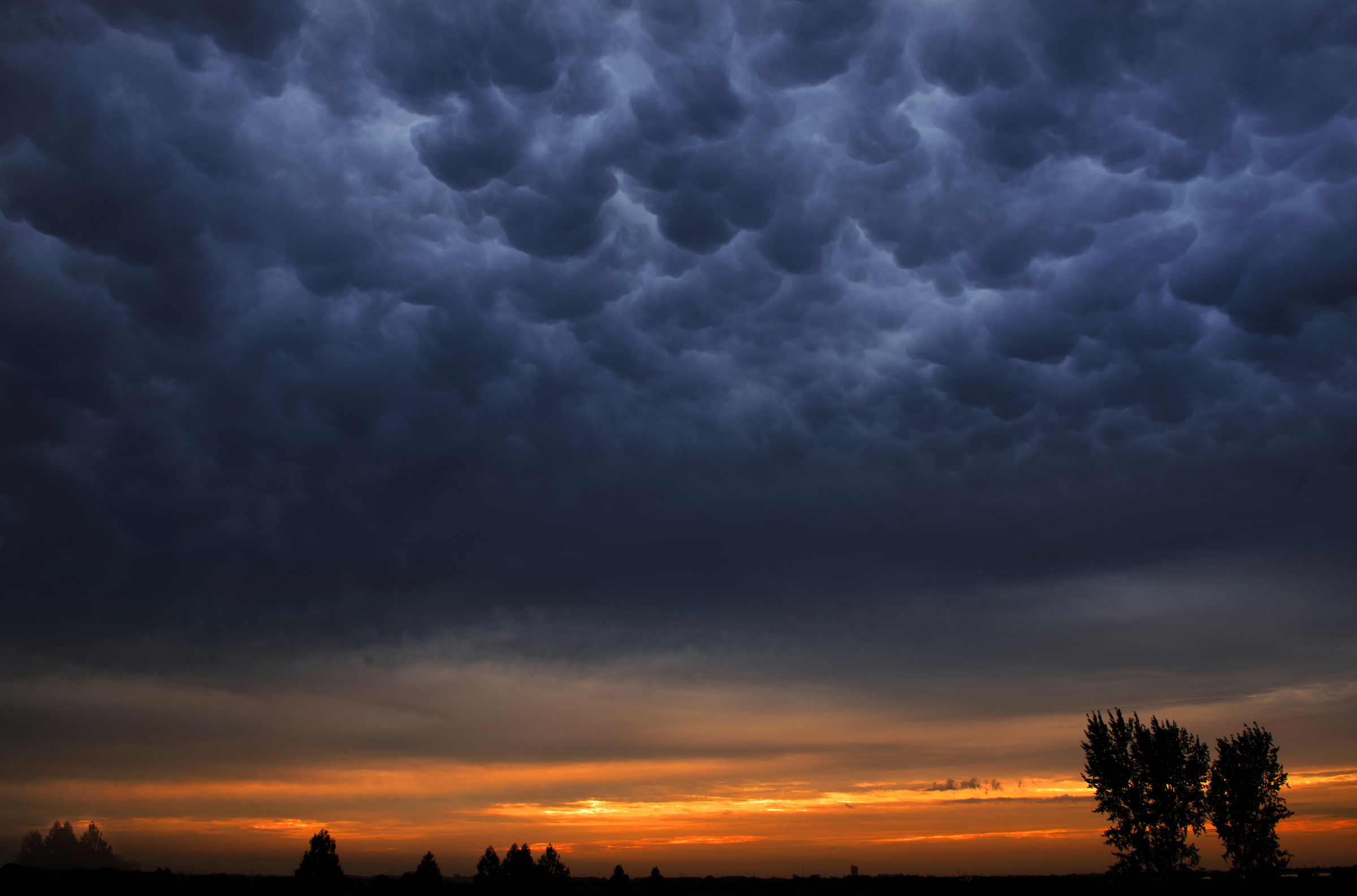 暗雲立ち込める朝焼け | GANREF