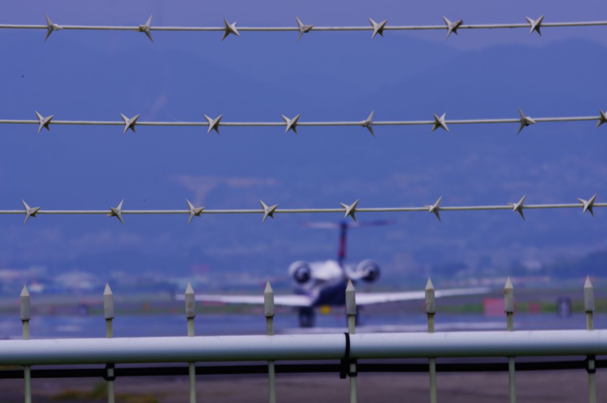 有刺鉄線の彼方 乗り物 交通 航空機 空港 Ganref