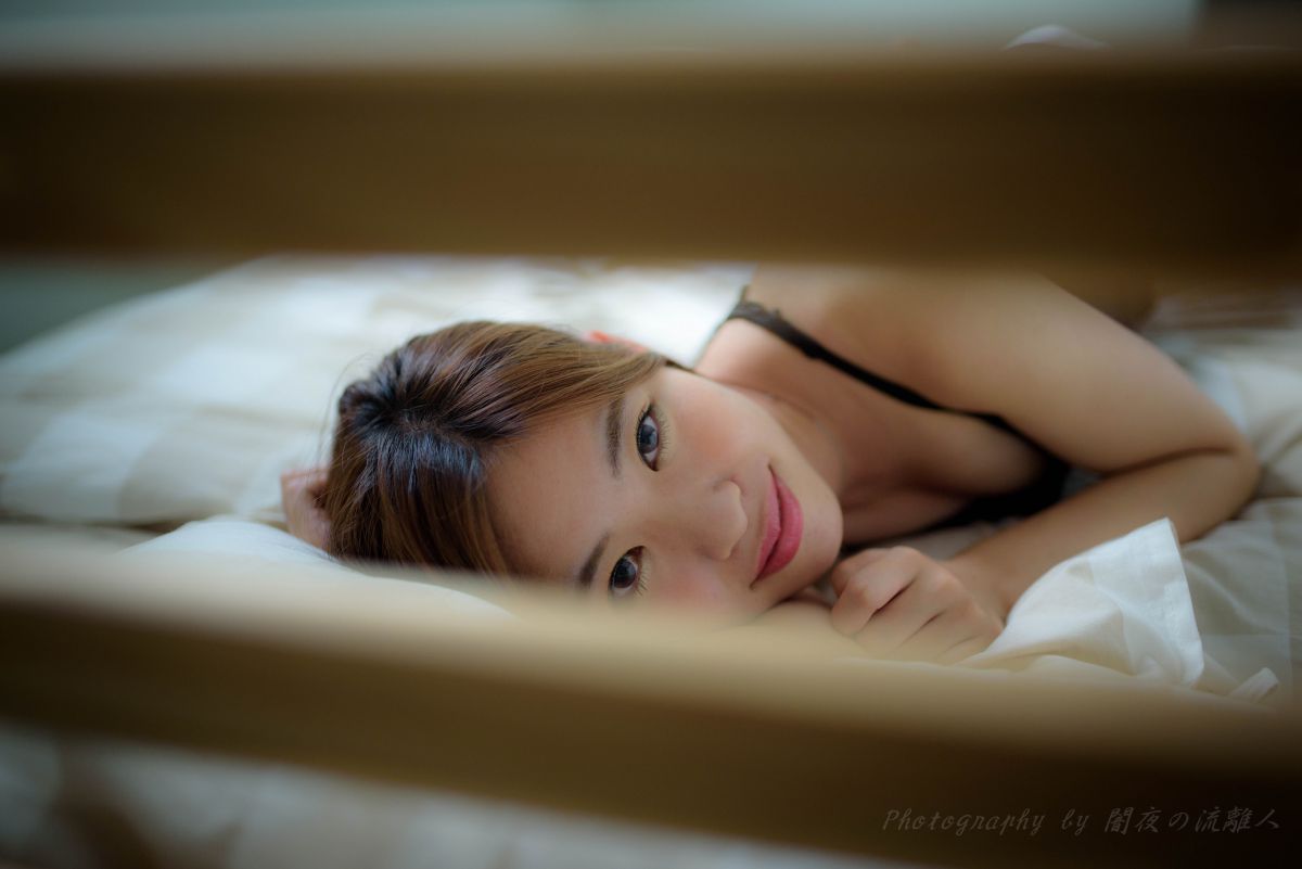 覗き込む微笑 人物 女性 Ganref