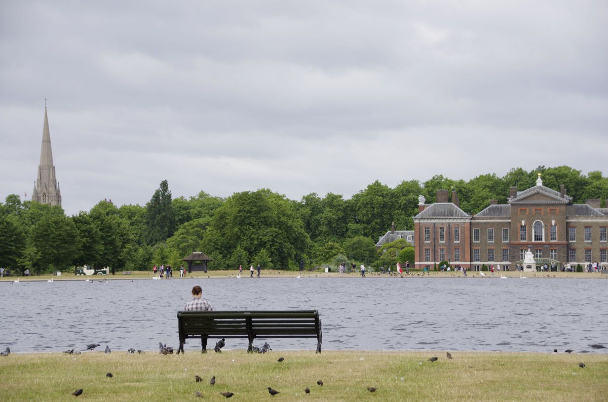 ロンドン・ケンジントン公園のベンチに佇む GANREF