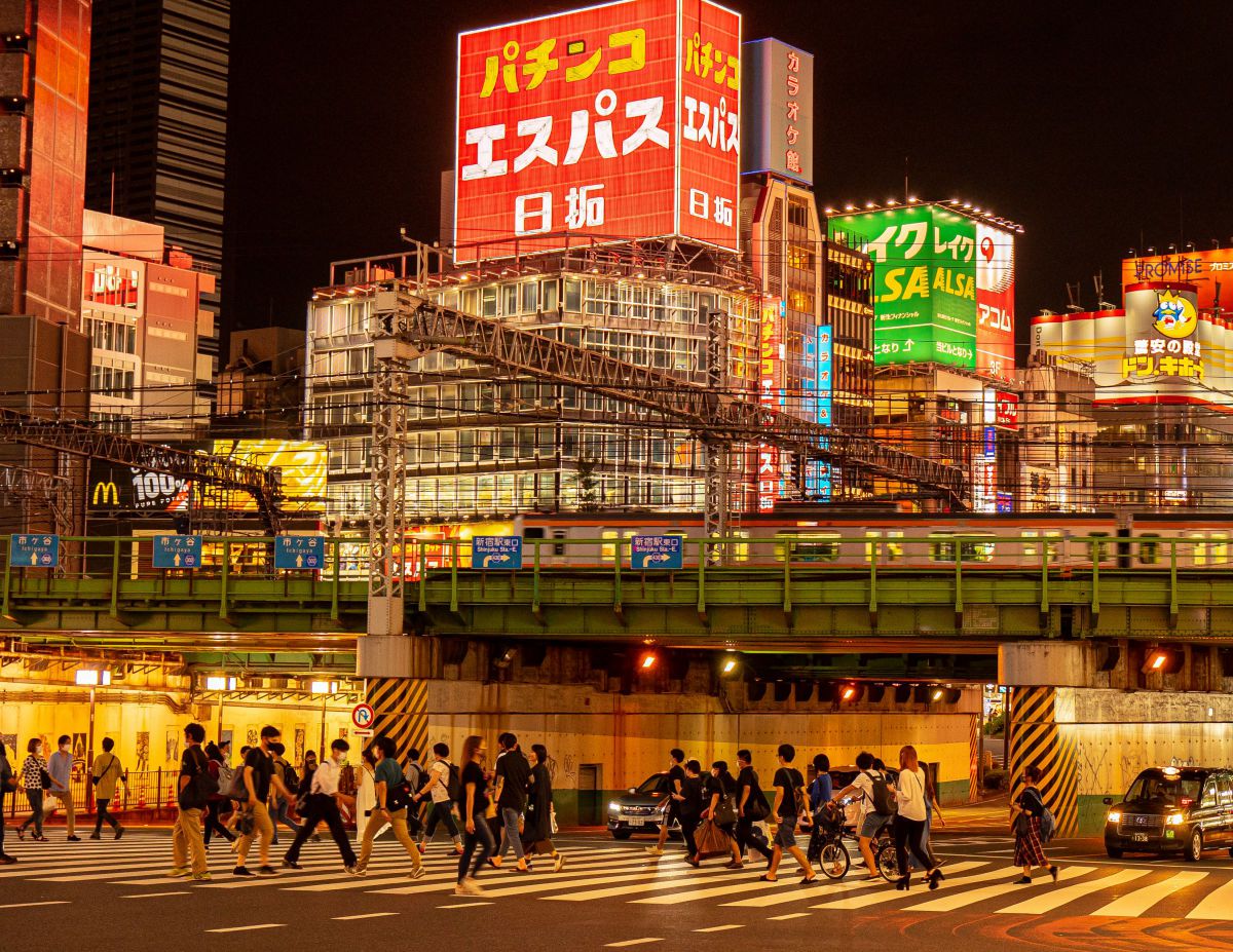 新宿大ガード前 人の往来 街並み 建物 夜景 Ganref