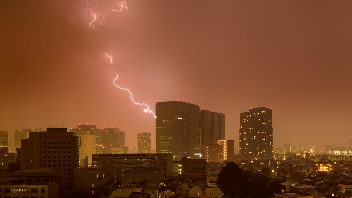 大きなビルに雷 本物です 番外編 自然 風景 気象 天候 天気 Ganref