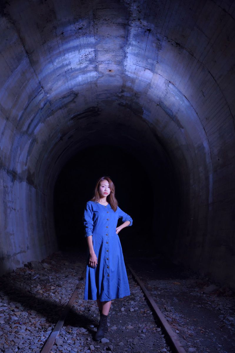 廃トンネル 人物 女性 Ganref