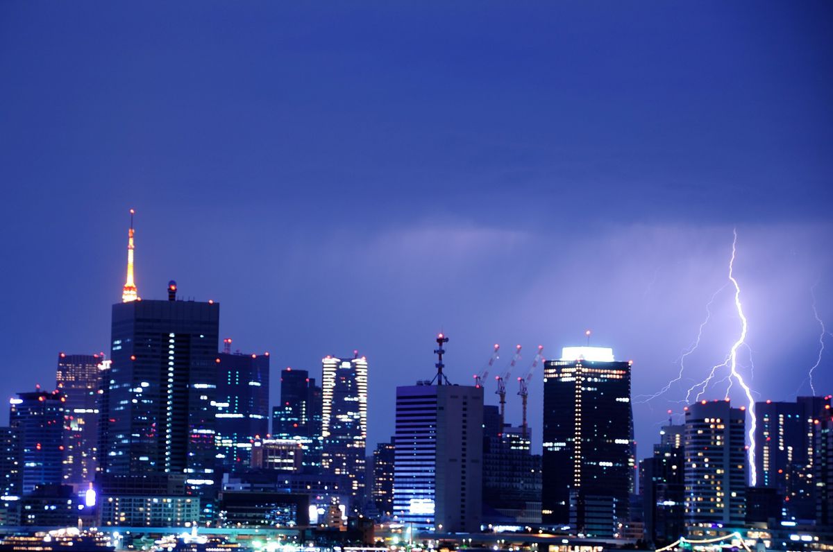 落雷 街並み 建物 夜景 Ganref
