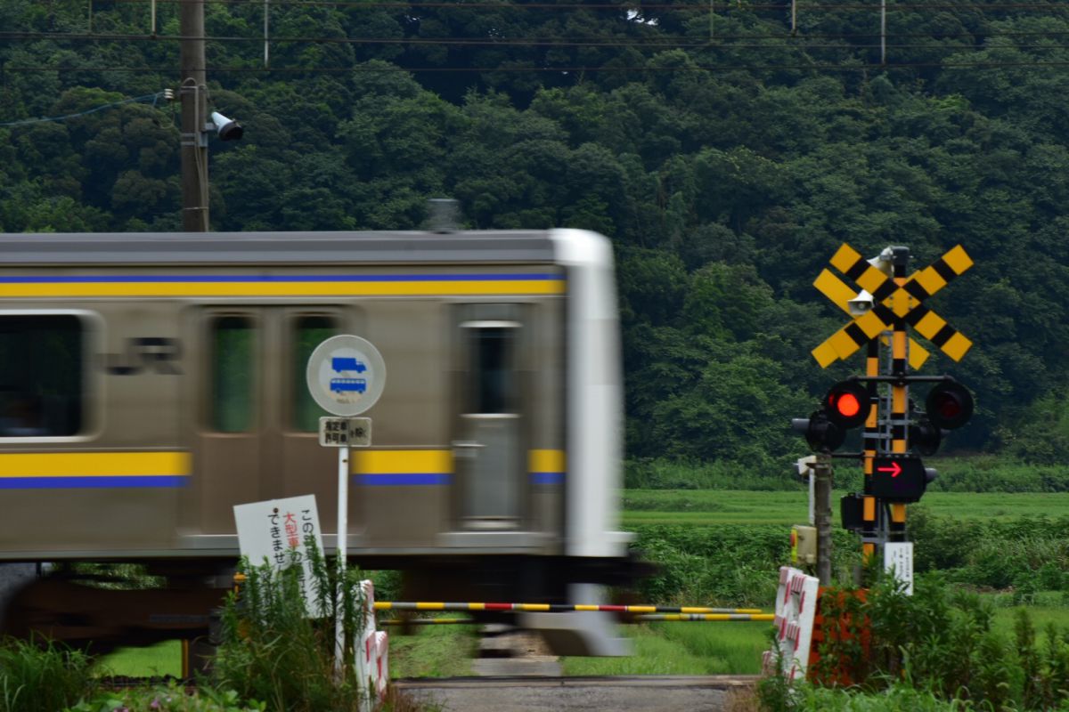 山野越踏み切りを通過する上りの総武本線 乗り物 交通 鉄道 駅 Ganref