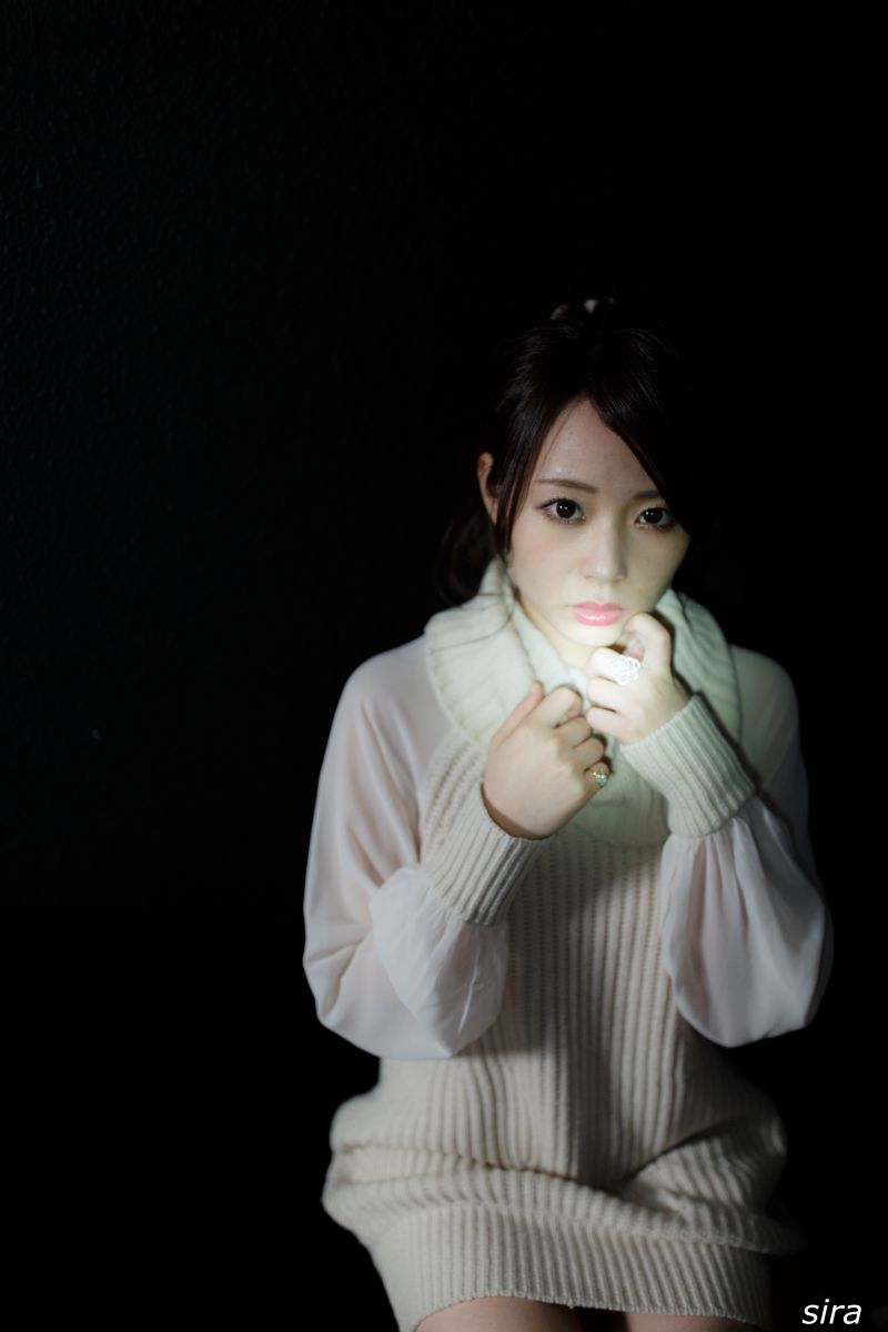 暗い部屋の隅で 人物 女性 Ganref