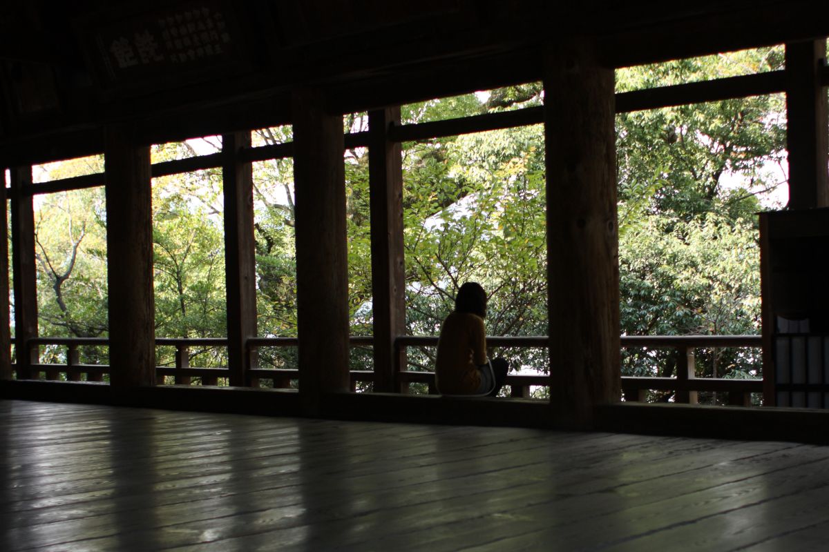 物思いにふける 人物 女性 Ganref