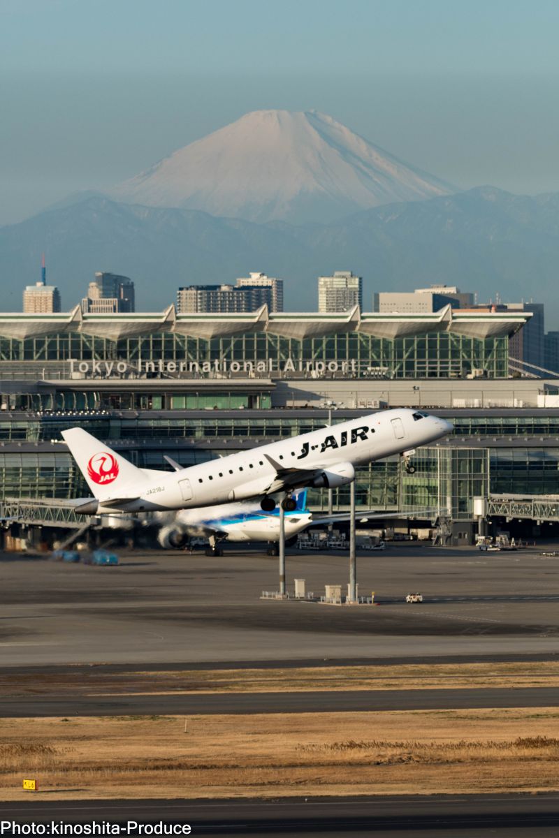 羽田空港をハミングバードで離陸する旅客機と富士山 乗り物 交通 航空機 空港 Ganref