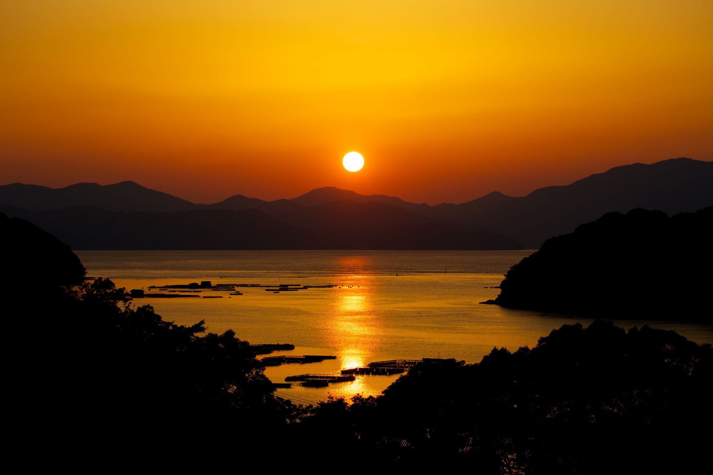 鹿児島県長島の入り江・・・の夕焼け | GANREF