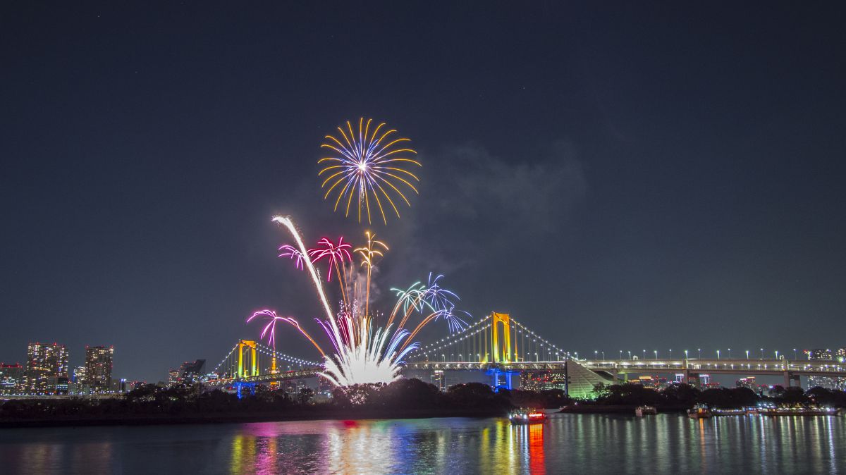 お台場レインボー花火 その1 街並み 建物 夜景 Ganref