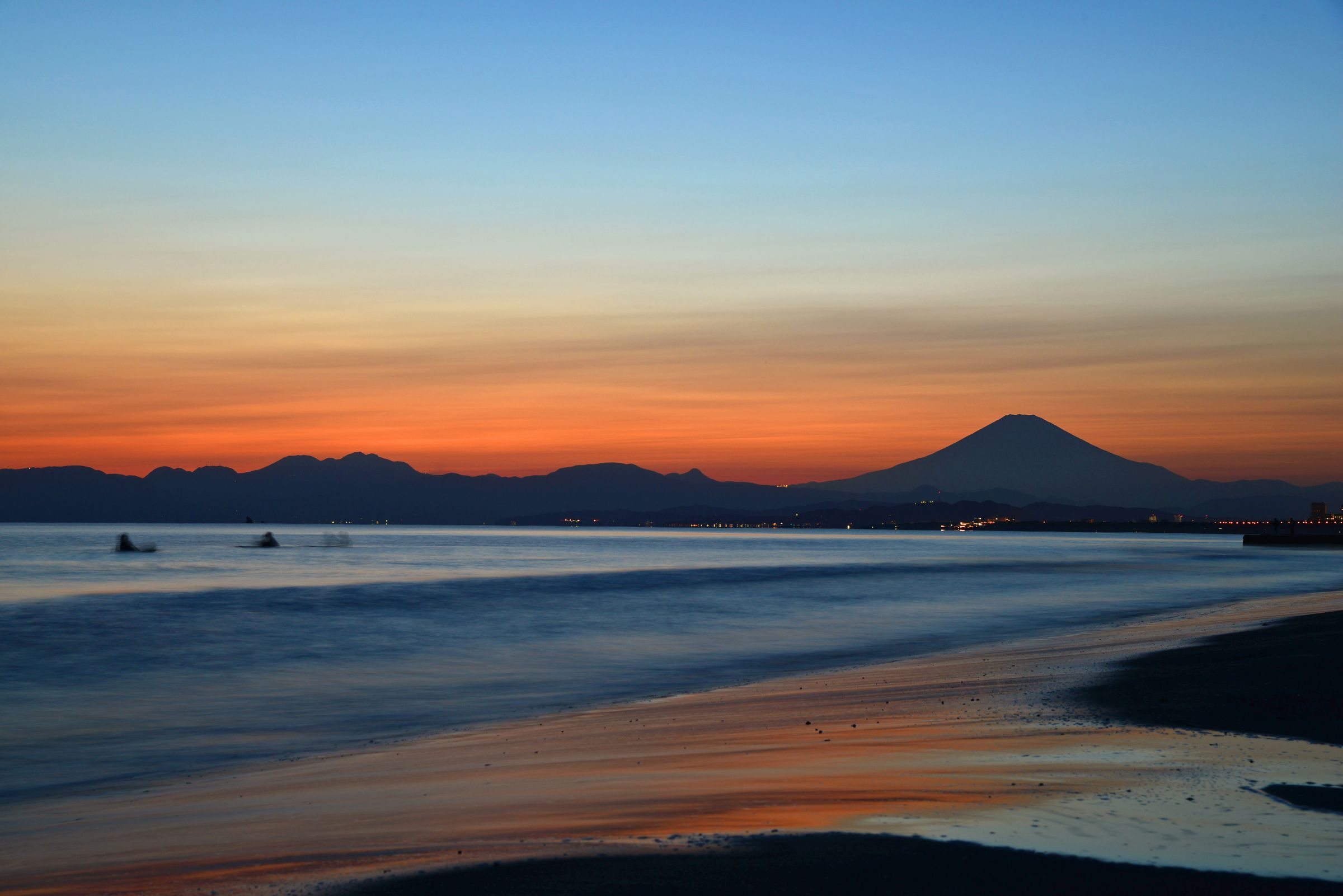 夕なぎ 夕暮れの終わった湘南海岸 | GANREF