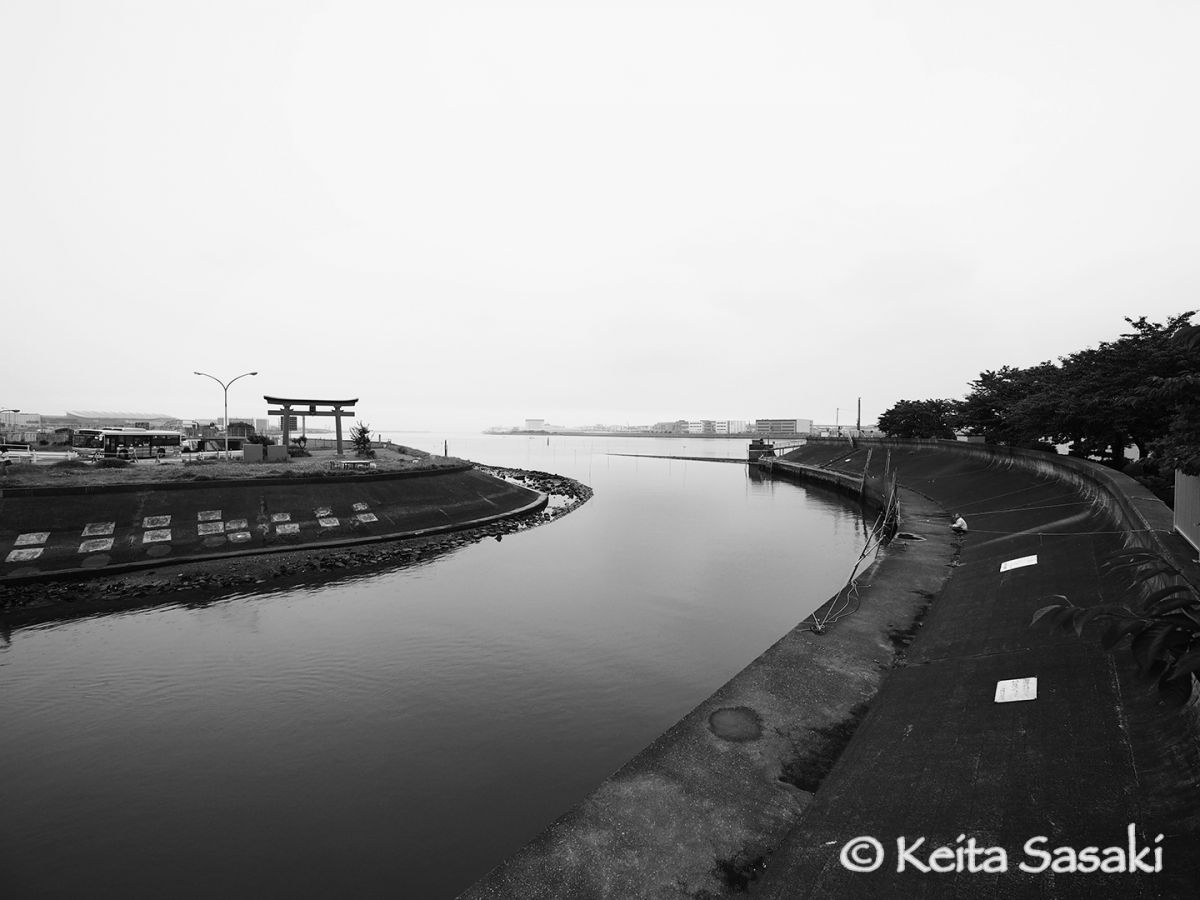 レンズの話「M.ZUIKO DIGITAL ED 7-14mm F2.8 PRO 」モノクロ（街角