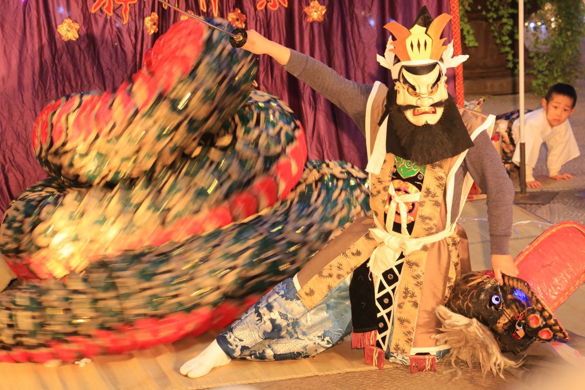 スサノオvsヤマタノオロチ 街並み 建物 庭園 Ganref スサノオvsヤマタノオロチ 街並み 建物 庭園 Ganref