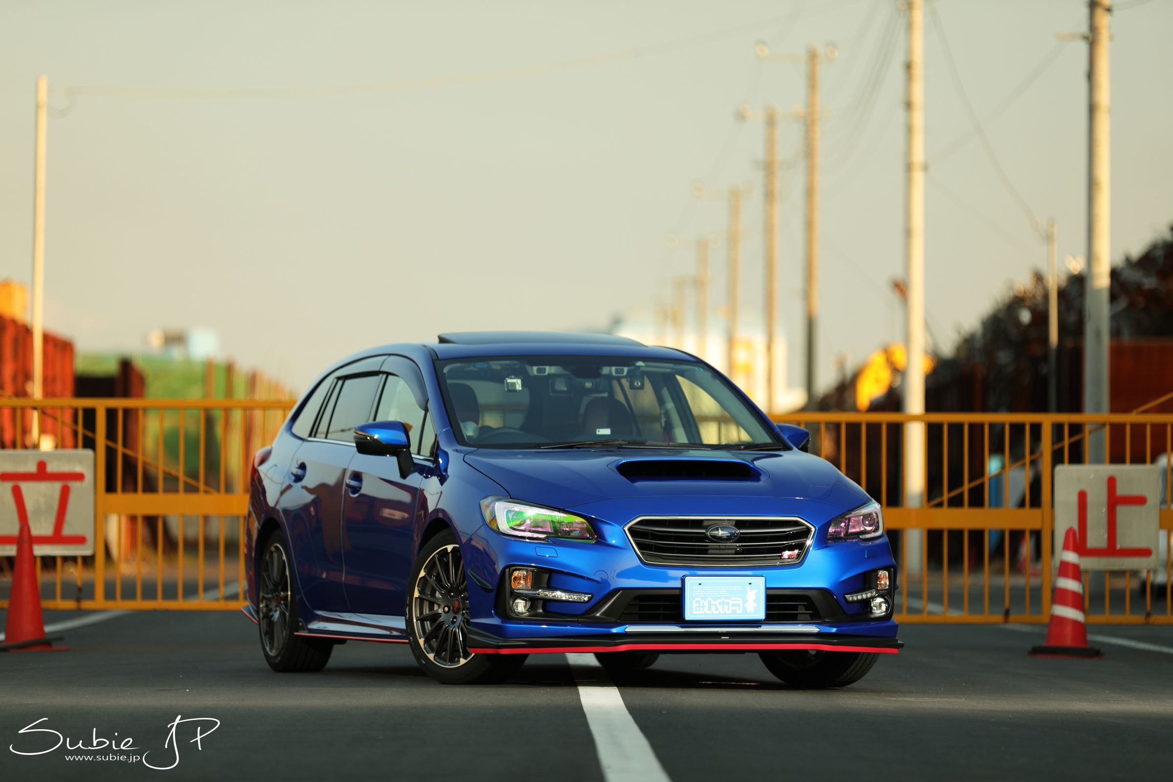 夕暮れ時の青い車。 | GANREF
