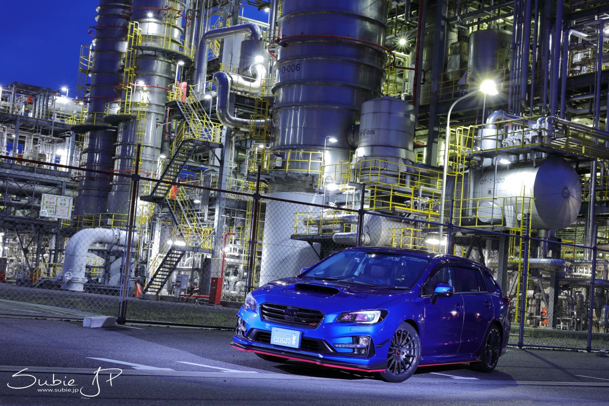 コンビナートと青い車 乗り物 交通 車 Ganref