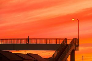 夕暮れの橋 MDAwMDAyNDUzNA_MC41NTE5OTYwMCA