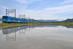 鉄道写真 青白いトーン 高品質印刷 瀬戸線の東の終点、尾張瀬戸駅にて、側線に日中停泊している