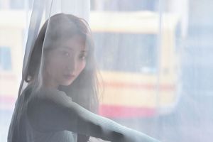 バス通りの窓辺