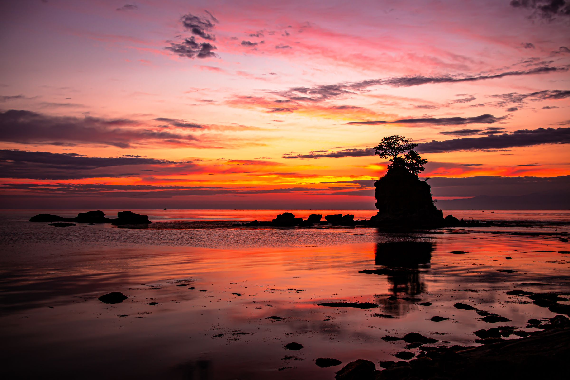 朝焼けの雨晴海岸 | GANREF