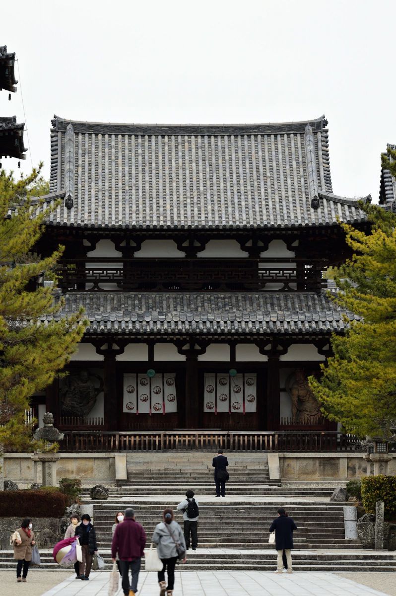 《法隆寺中門と行きかう人々~》 GANREF