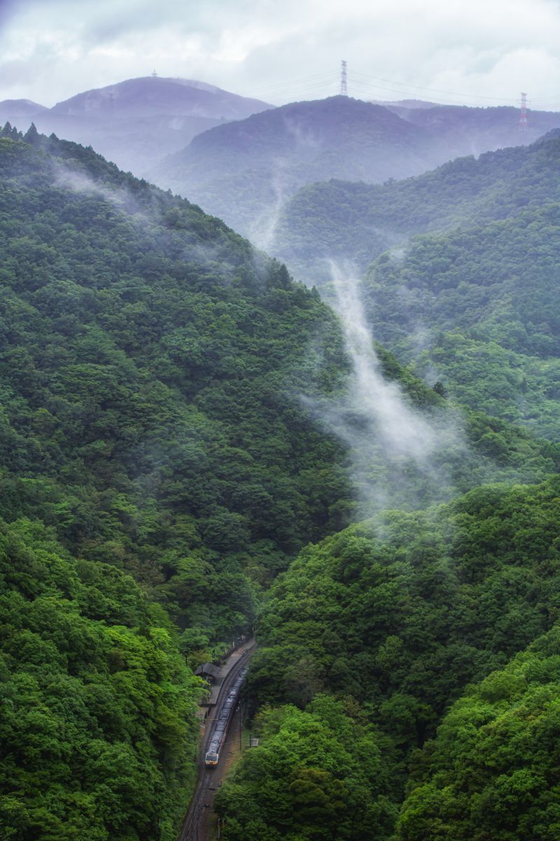 谷間の駅 ひっそりと 乗り物 交通 鉄道 駅 Ganref