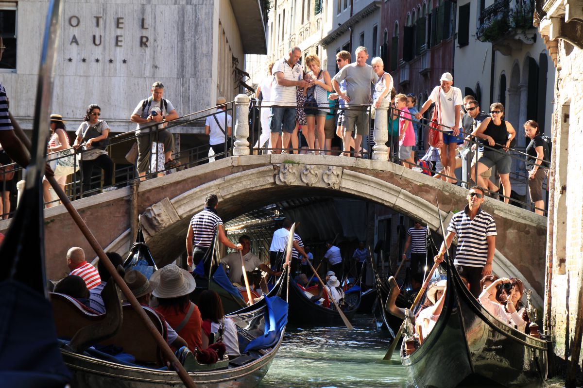 ゴンドラは渋滞中 乗り物 交通 船 港 Ganref
