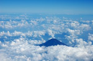 頭を雲の上に出し | GANREF