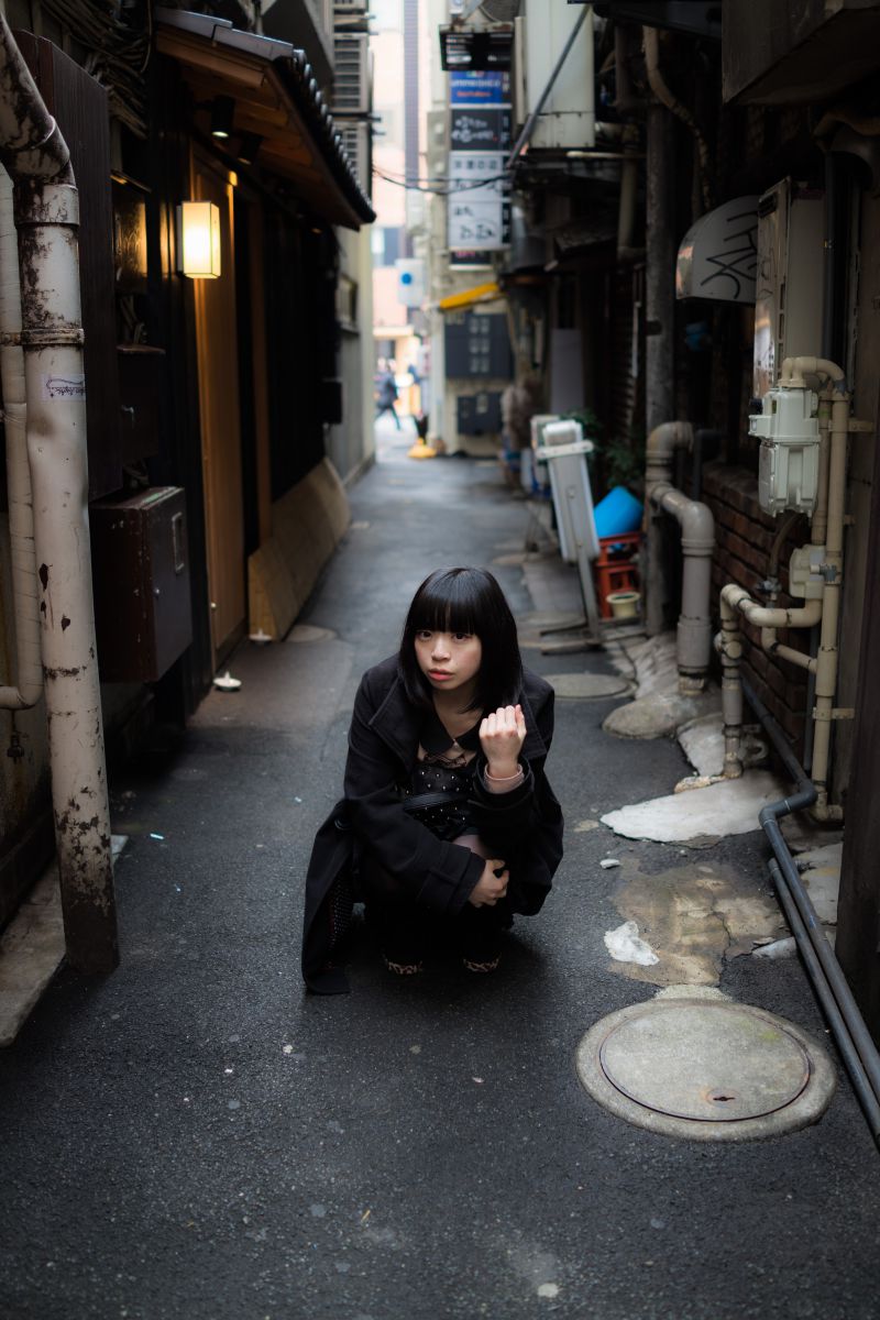 路地裏の猫 人物 女性 Ganref