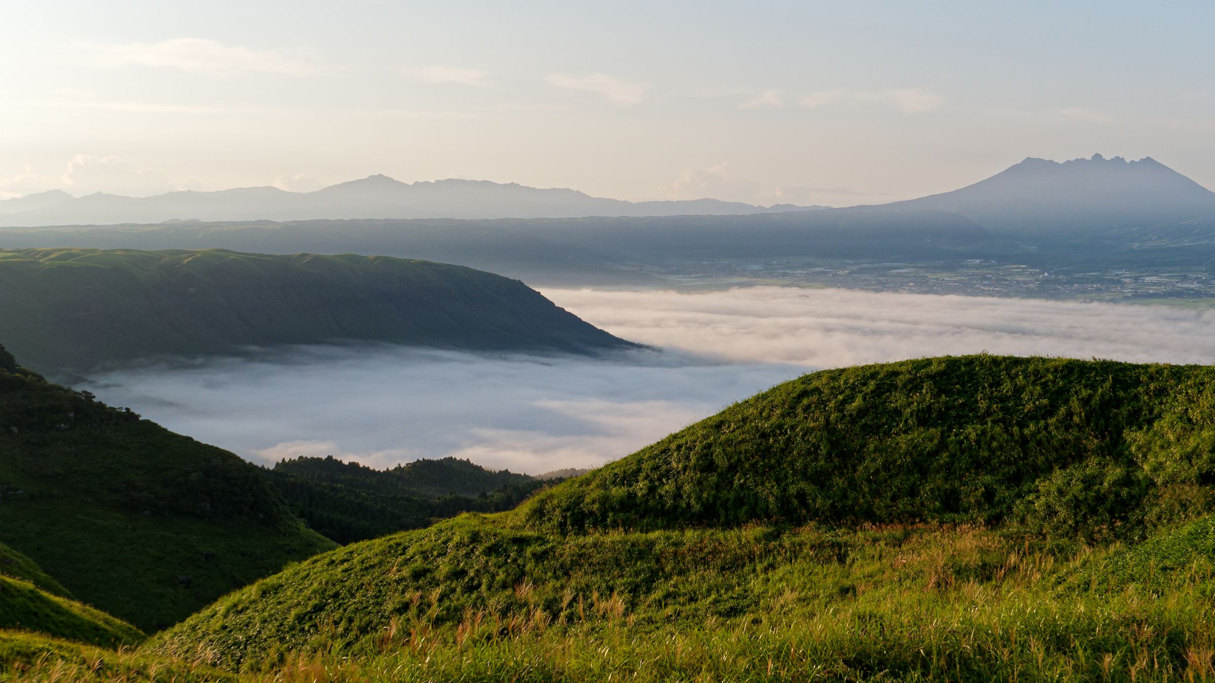 加藤八洲　 阿蘇外輪山 阿蘇外輪山の中腹に広がる渓谷。渓流の織り成す様々な瀬や滝を