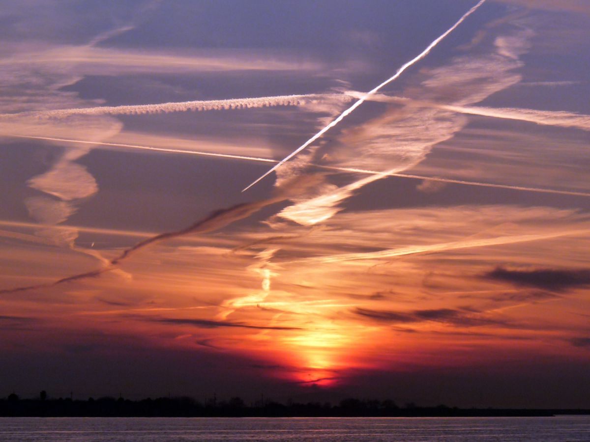 夕焼けに 飛行機雲が 描く線 自然 風景 空 雲 Ganref