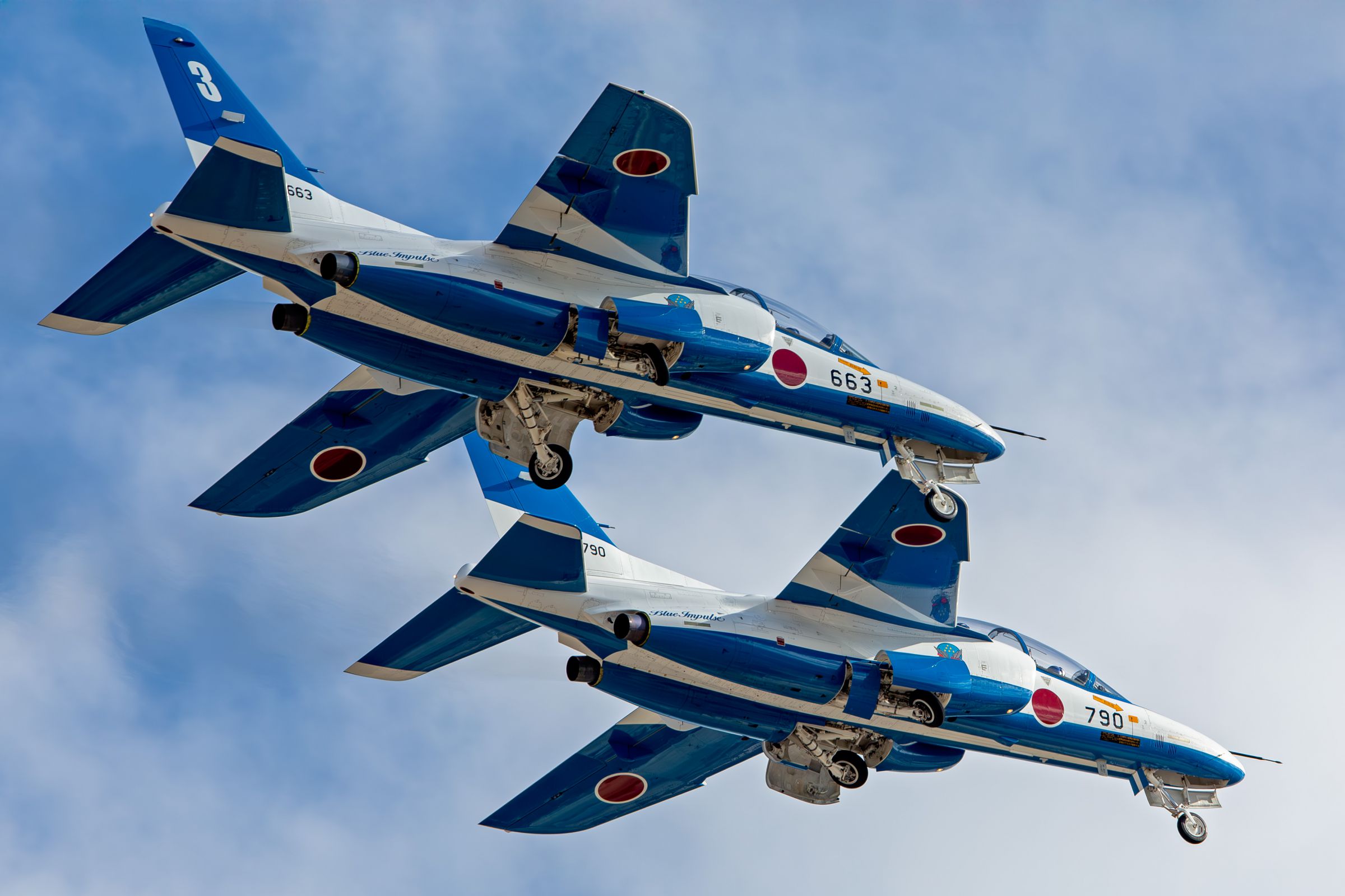 青空に映える1番機と3番機 | GANREF