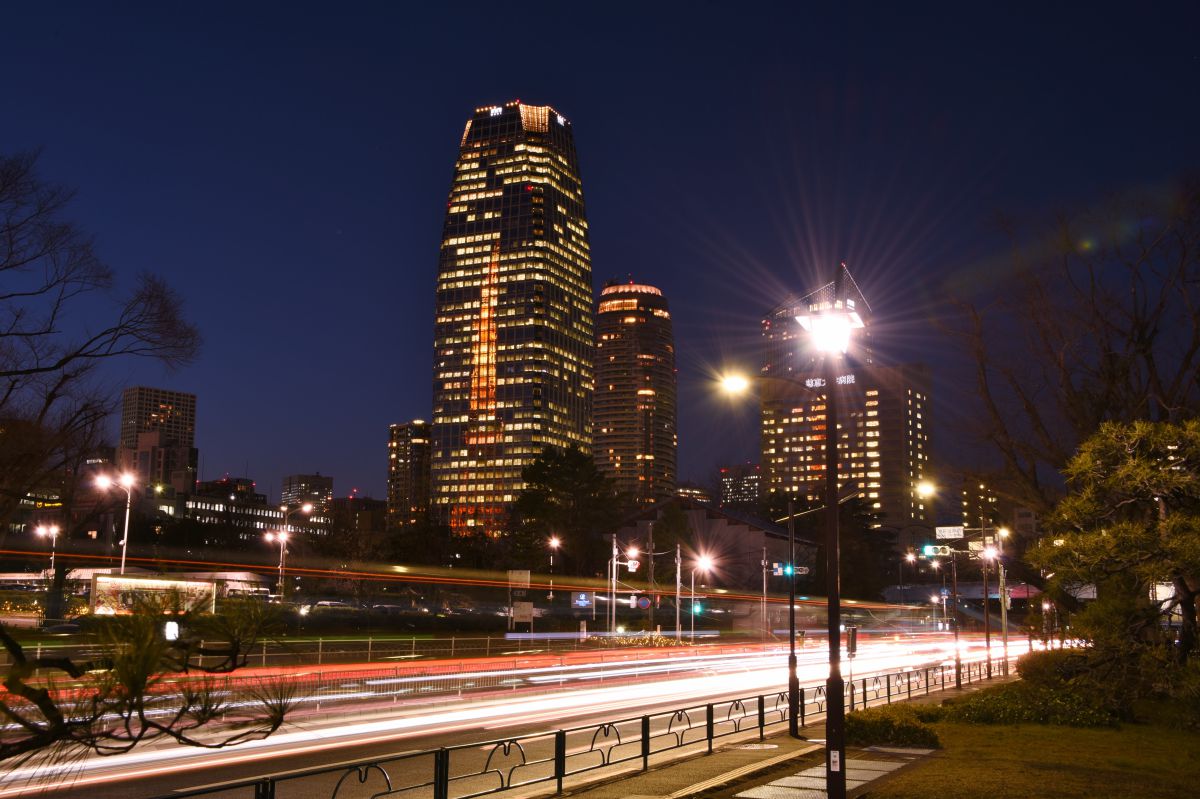 写り込みのタワー 街並み 建物 夜景 Ganref 写り込みのタワー 街並み 建物 夜景 Ganref