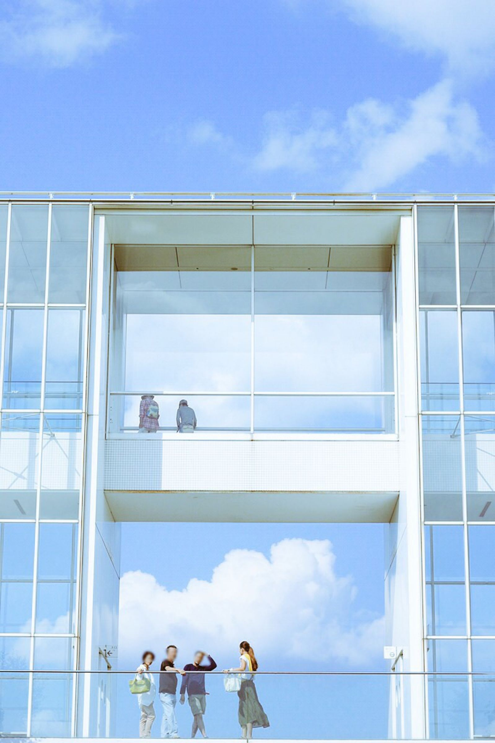 青空の壁に 雲の絵① | GANREF