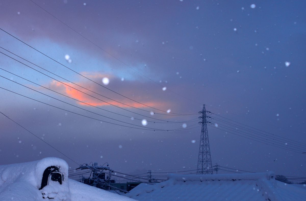 雪の降る朝の赤 雪に朝焼け | GANREF
