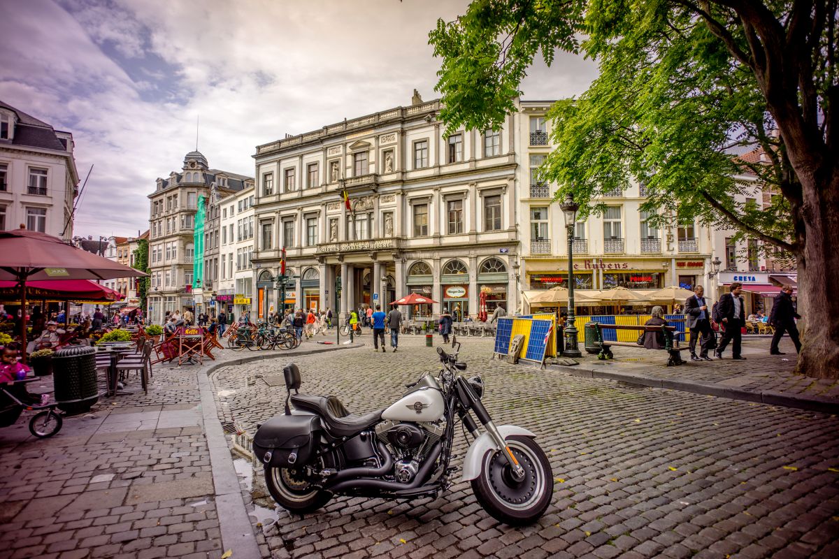 ハーレーとヨーロッパの街並み 街並み 建物 街並み Ganref