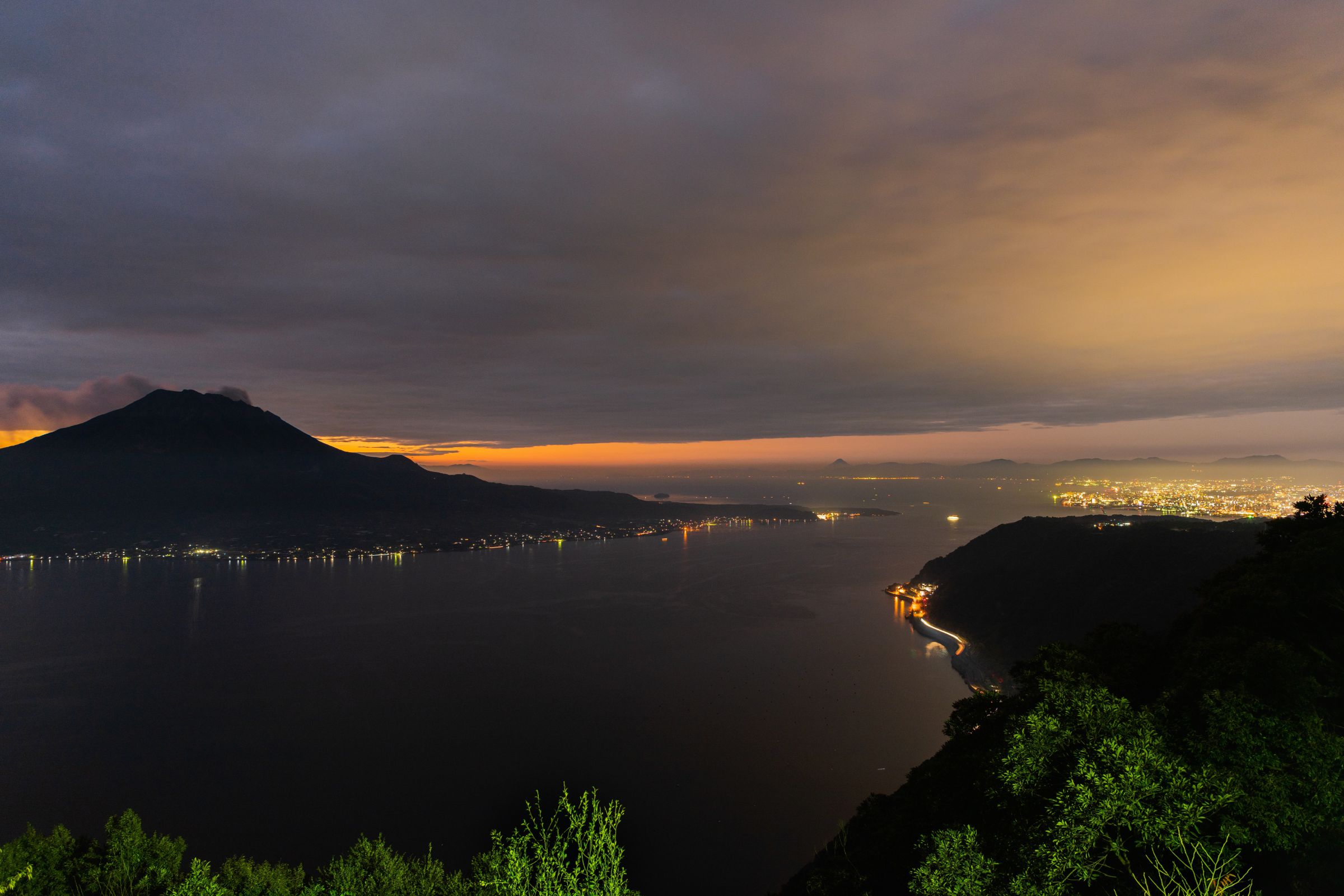 鹿児島の夜景と桜島&開聞岳 | GANREF