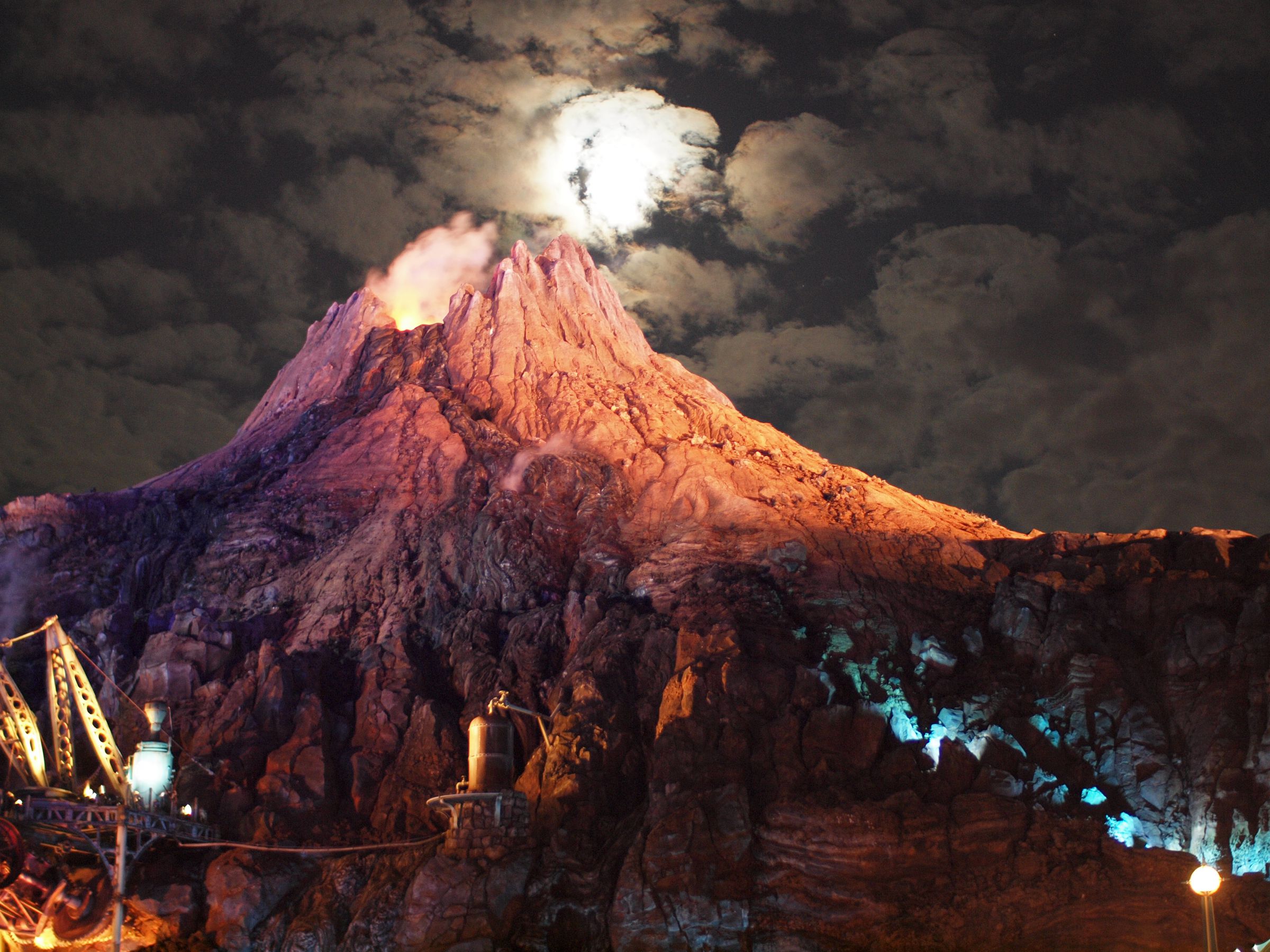 プロメテウス火山と月 | GANREF