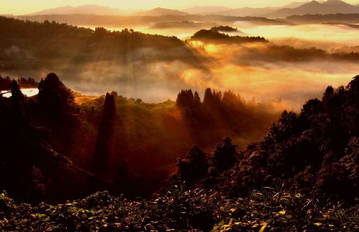 山間に朝日差し込む 自然 風景 大地 Ganref