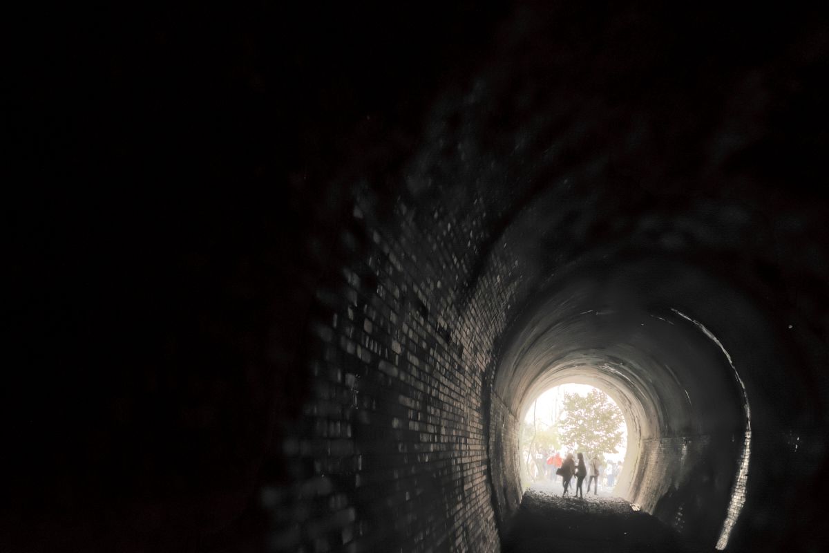 仄暗い隧道の奥から 街並み 建物 遺跡 史跡 Ganref