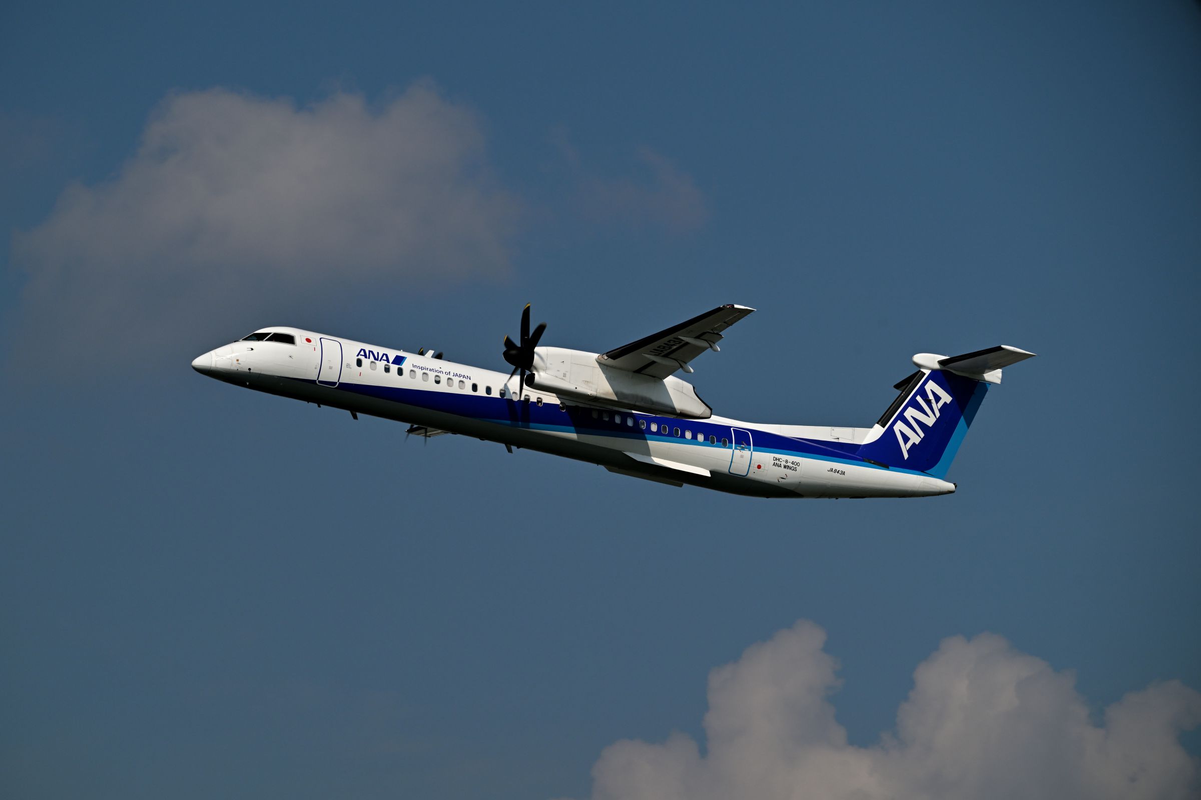 え⁉ 飛行機の窓からもスマホで記念写真撮ってくれるんですか⁈ | GANREF