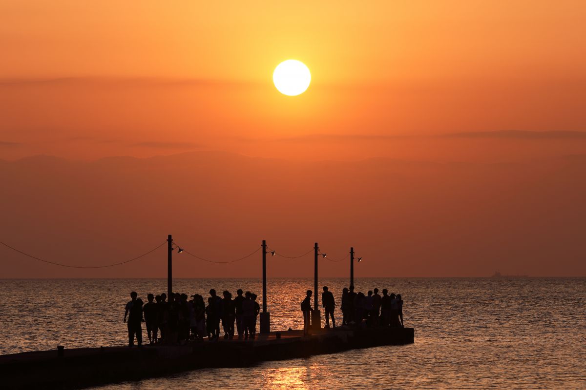 夕陽と桟橋と若者たち 自然 風景 海 Ganref