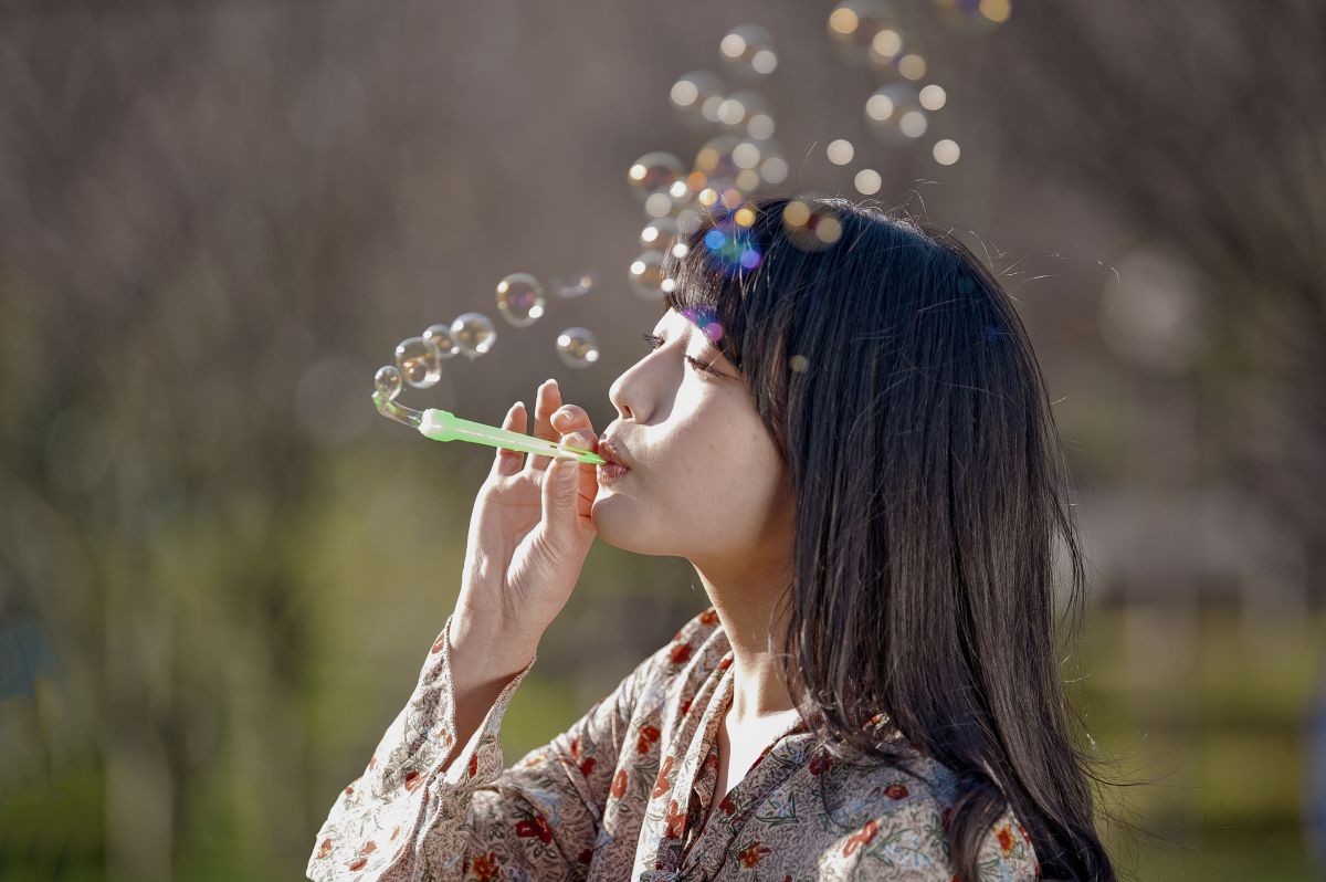 夕暮れのシャボン玉 人物 女性 Ganref