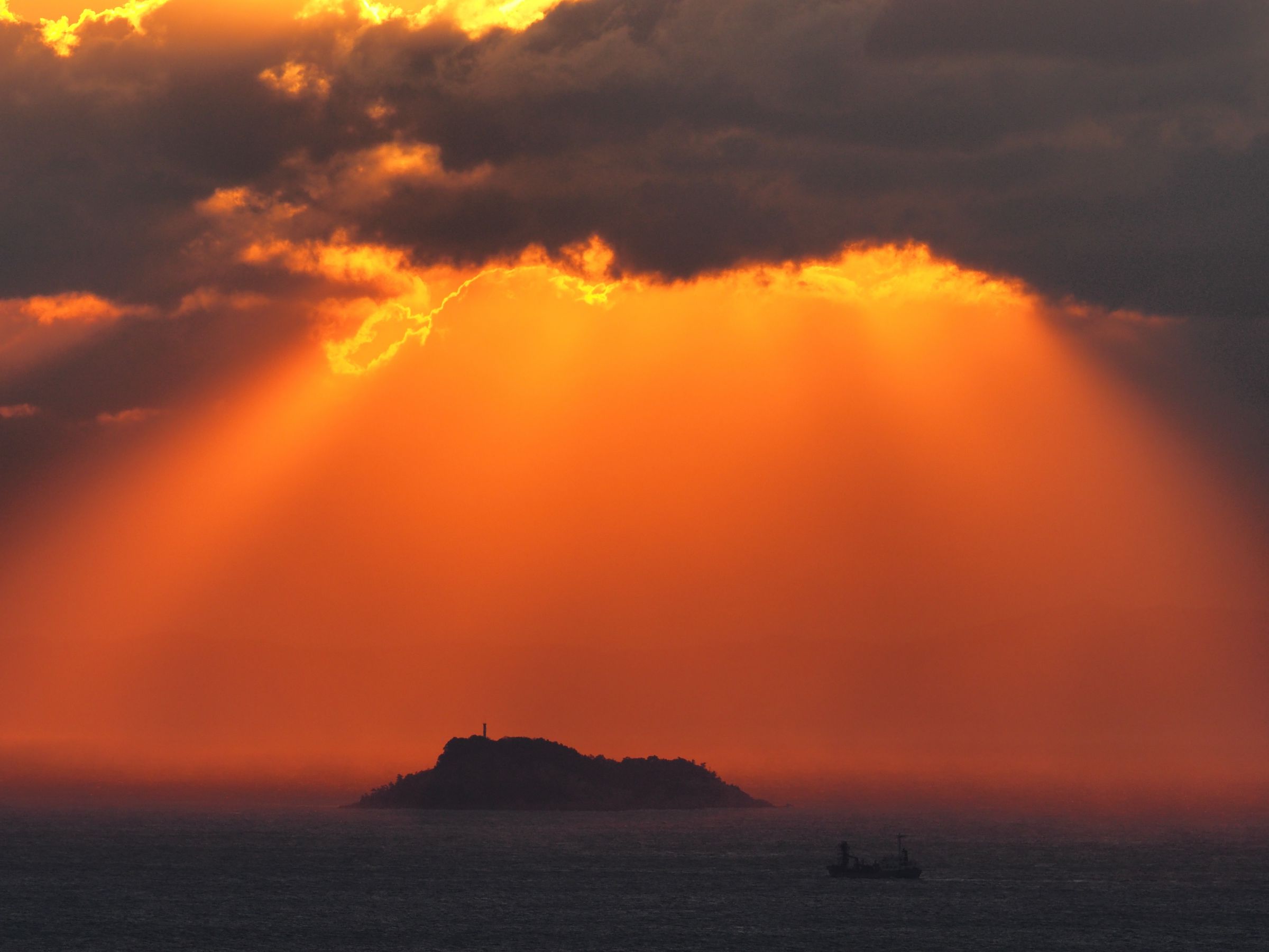 朝日のスポットライトが照らす瀬戸内海播磨灘のクラ掛島 | GANREF