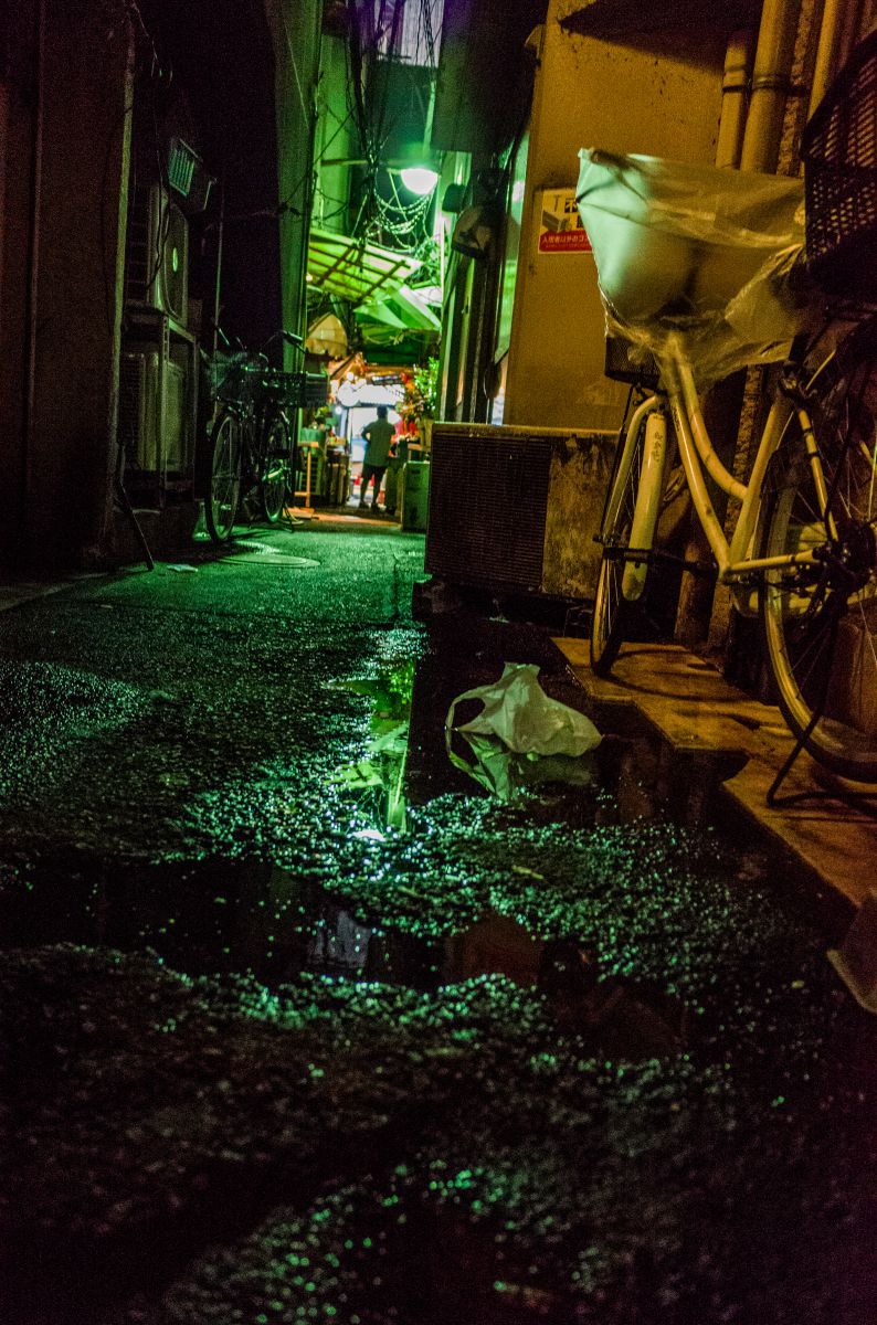 路地裏の人 街並み 建物 街並み Ganref