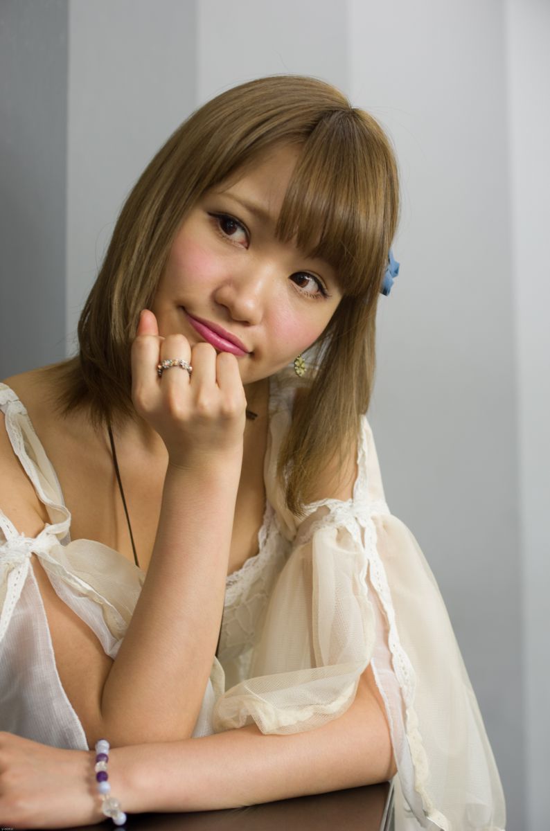 どうしようかな 人物 女性 Ganref