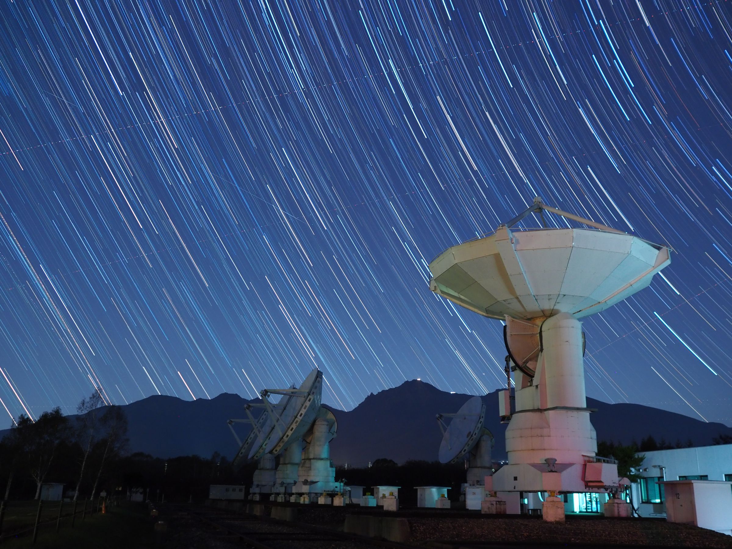 電波望遠鏡と八ヶ岳に沈む星々 | GANREF