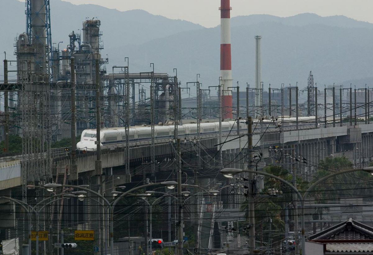 石油コンビナートと新幹線 乗り物 交通 鉄道 駅 Ganref