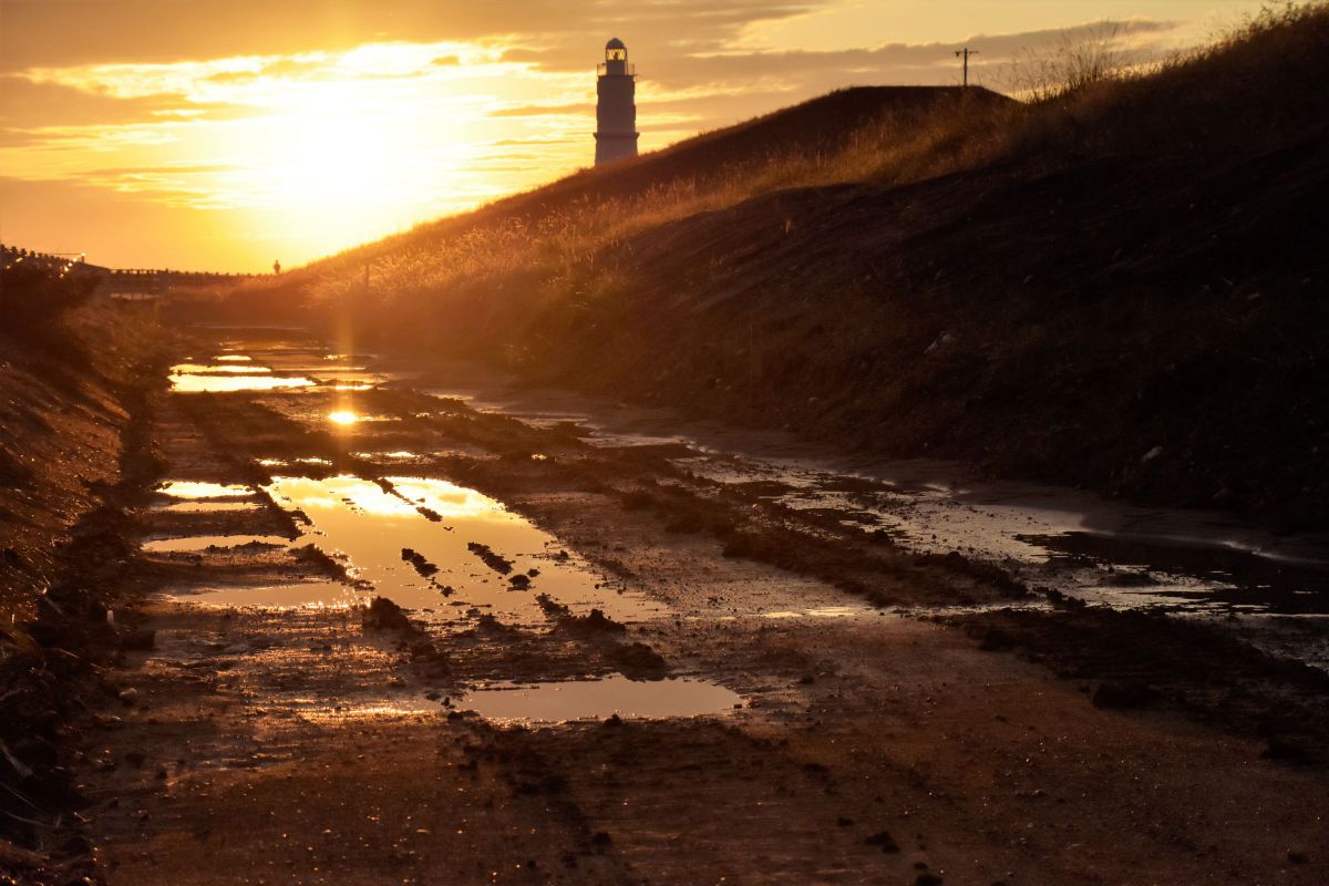 掛塚灯台の夕照1 GANREF