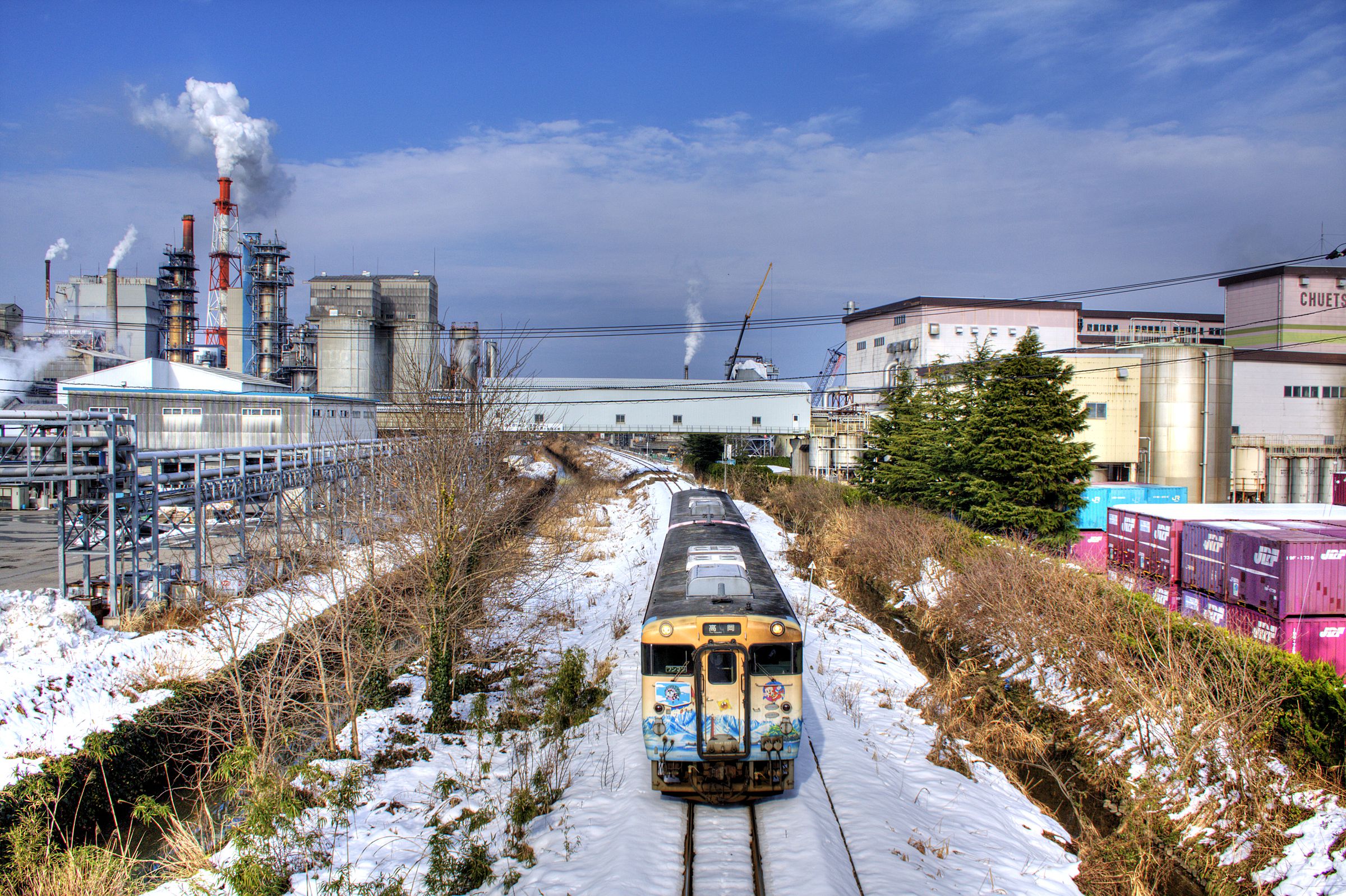 氷見線を走る、忍者ハットリくん列車 | GANREF